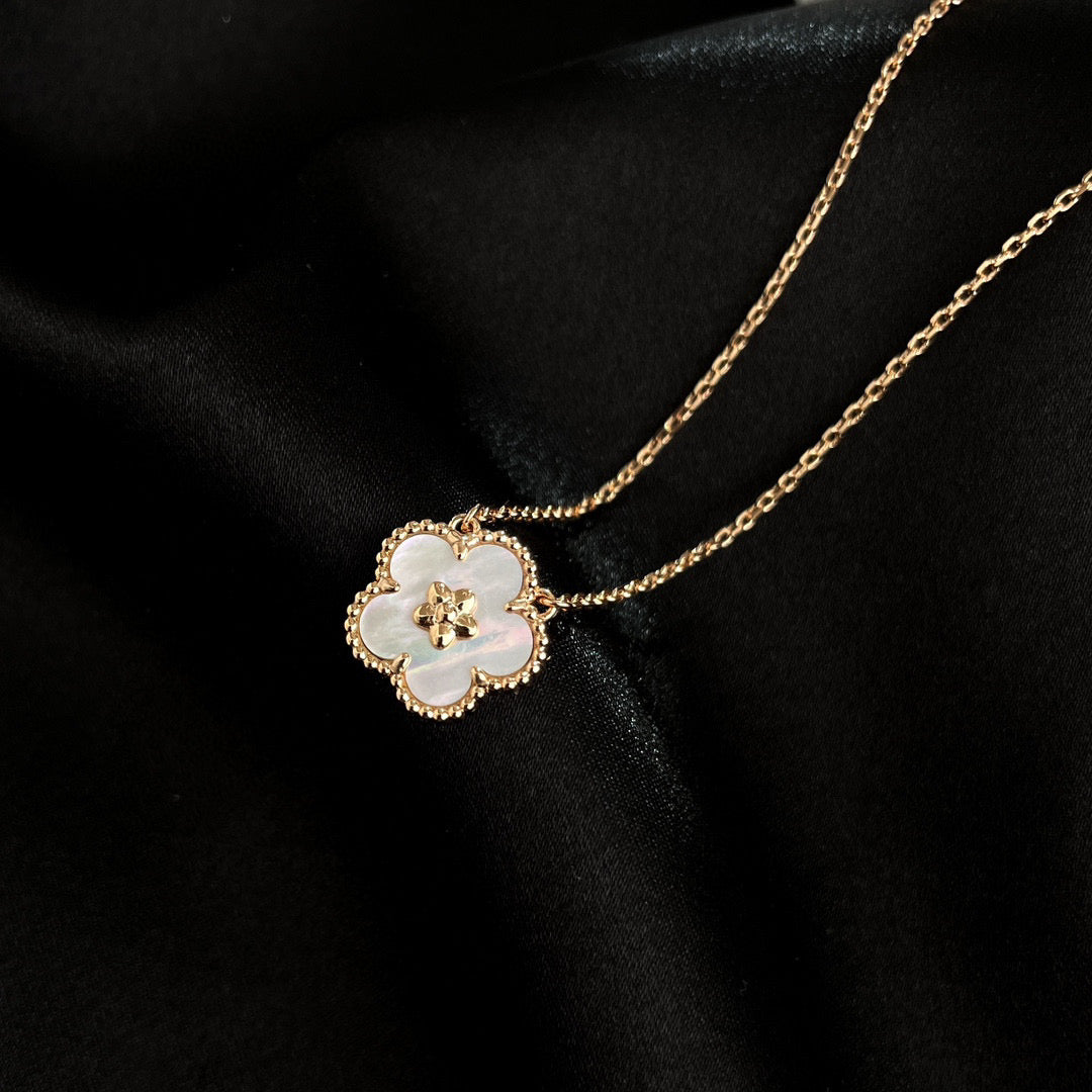 [Okajuri Jewelry]LUCKY  WHITE MOP  PLUM BLOSSOM NECKLACE