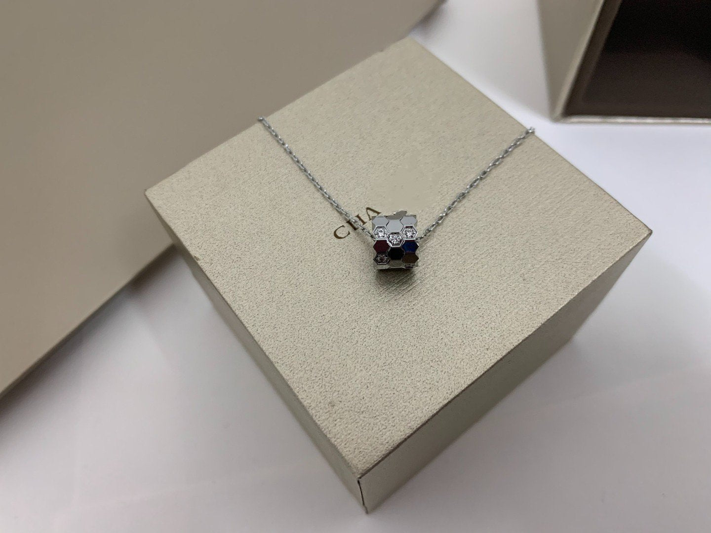 [Okajuri Jewelry]BEE LOVE DIAMOND NECKLACE