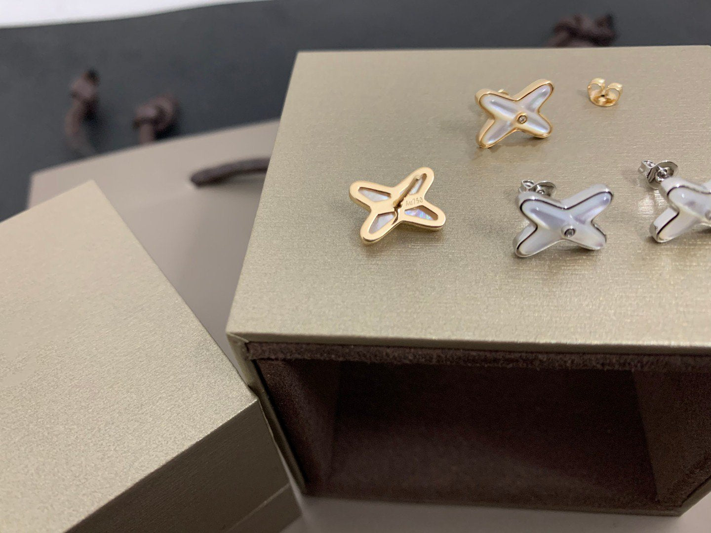 [Okajuri Jewelry]JEUX DE WHITE MOP SILVER DIAMOND EARRINGS