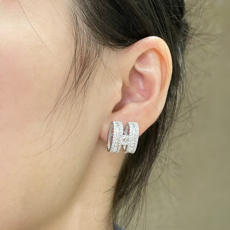 [Okajuri Jewelry]H STUD EARRINGS WITH SILVER DIAMONDS