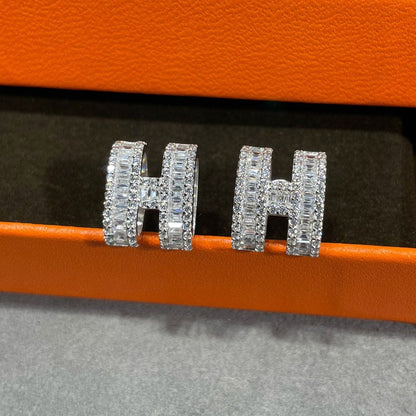 [Okajuri Jewelry]H STUD EARRINGS WITH SILVER DIAMONDS