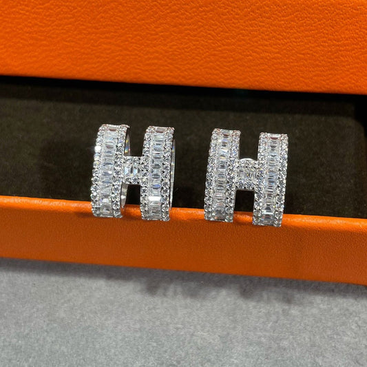 [Okajuri Jewelry]H STUD EARRINGS WITH SILVER DIAMONDS