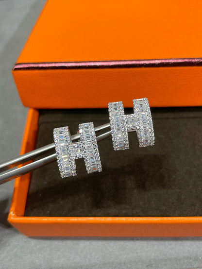 [Okajuri Jewelry]H STUD EARRINGS WITH SILVER DIAMONDS