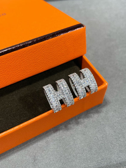 [Okajuri Jewelry]H STUD EARRINGS WITH SILVER DIAMONDS