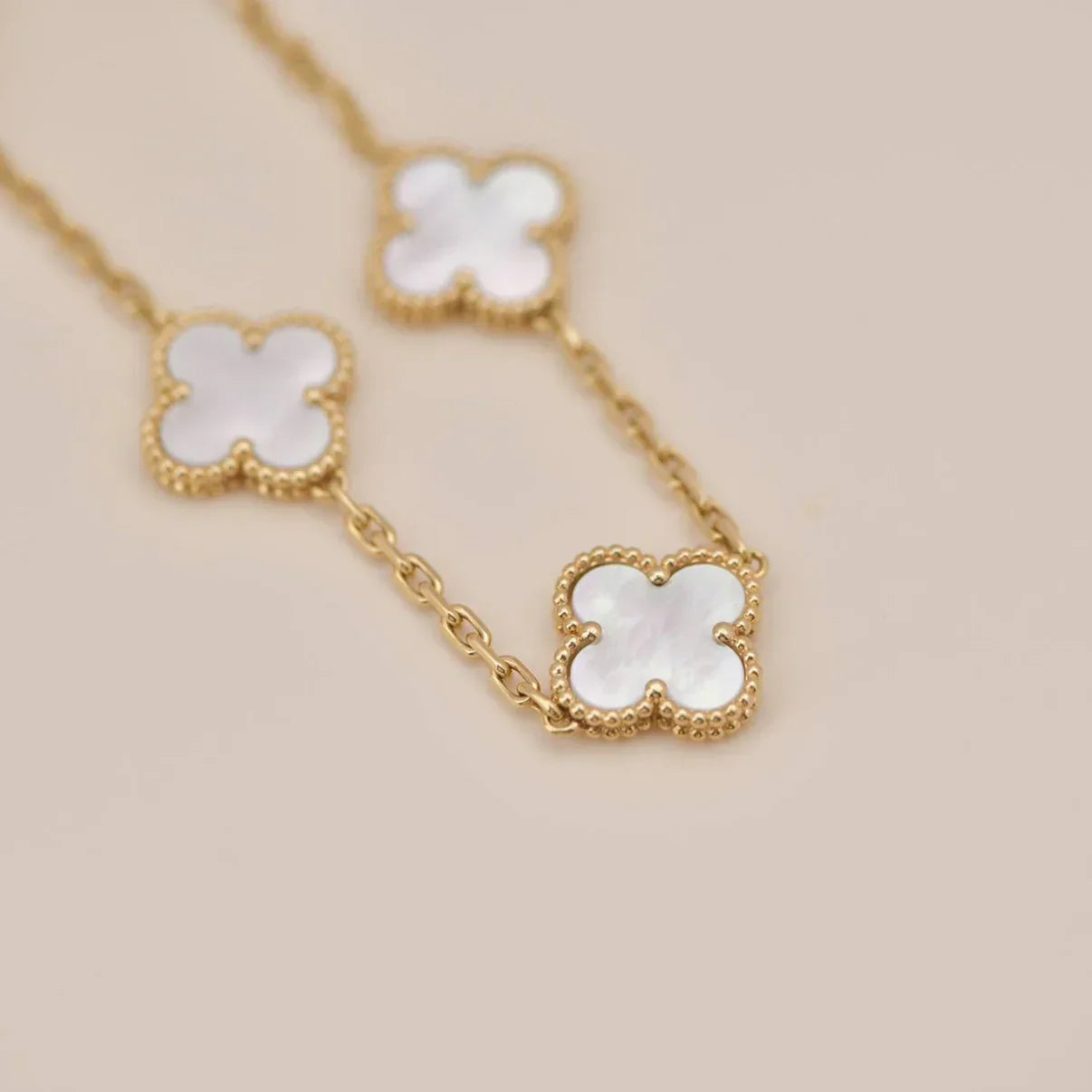 [Okajuri Jewelry] CLOVER WHITE PEARL MOP 5 MOTIF BRACELET COLLECTION