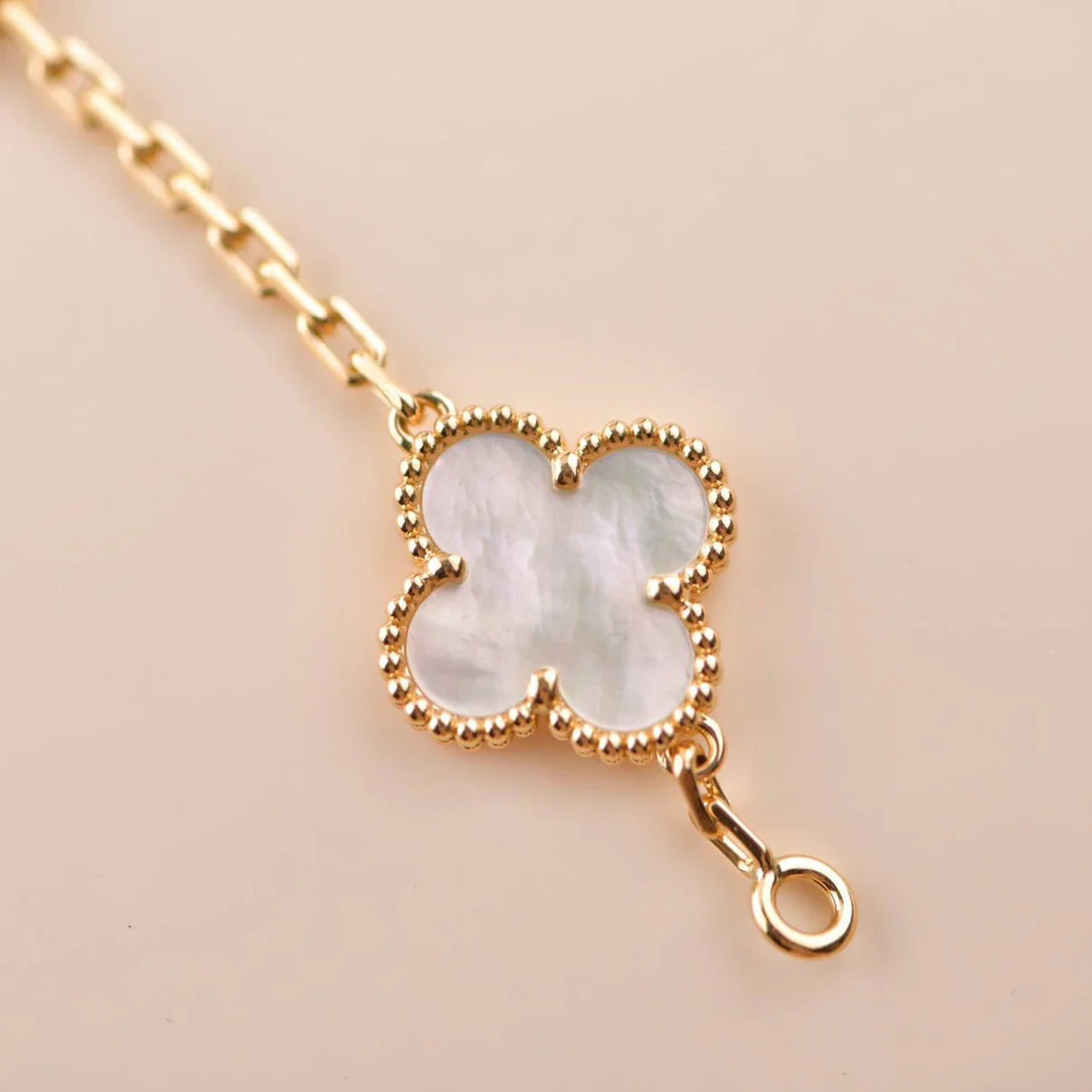 [Okajuri Jewelry]CLOVER WHITE PEARL MOP 5 MOTIF BRACELET COLLECTION