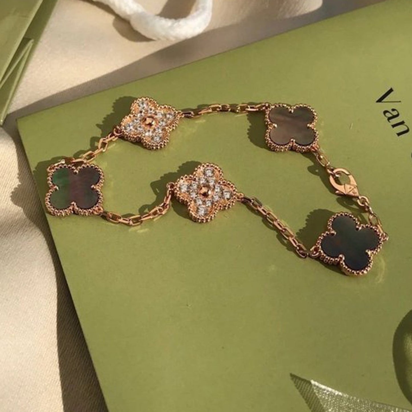 [Okajuri Jewelry]CLOVER 5 MOTIF GRAY MOP DIAMOND BRACELET