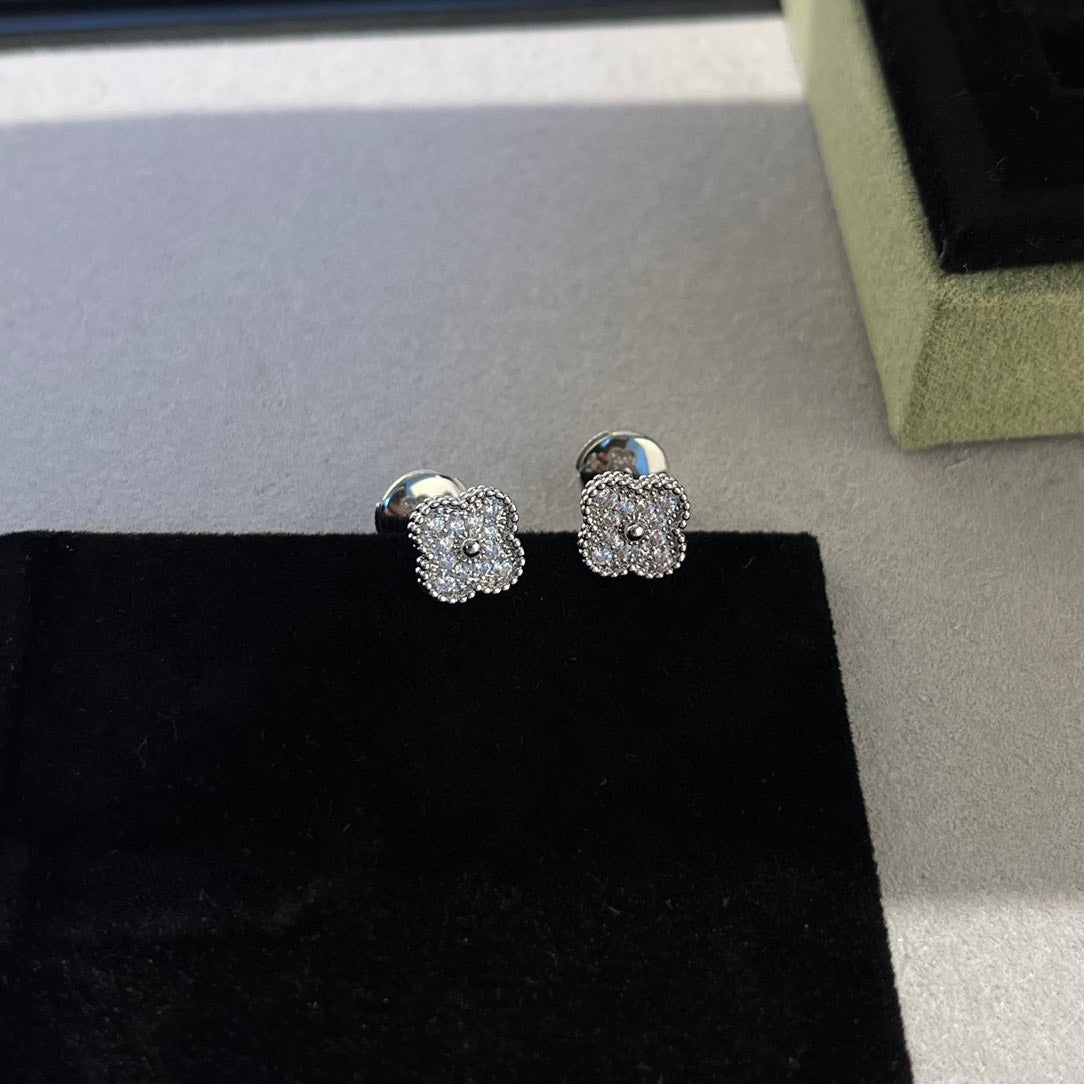 [Okajuri Jewelry]CLOVER MINI DIAMOND STUD EARRINGS