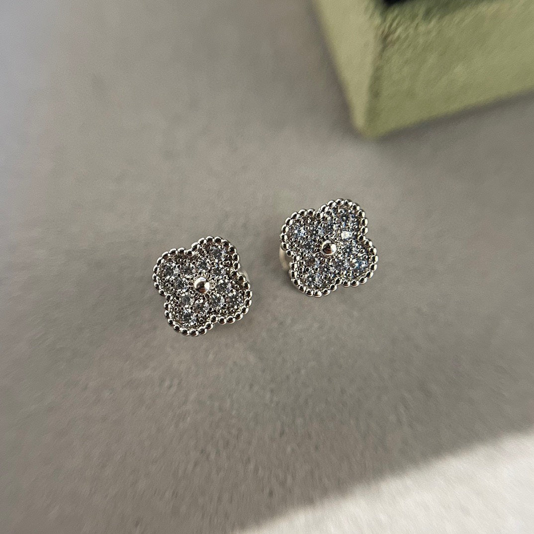 [Okajuri Jewelry]CLOVER MINI DIAMOND STUD EARRINGS